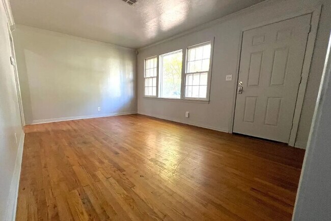 Building Photo - 910 Garver St