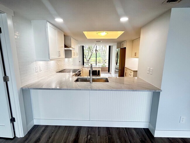 Building Photo - Beautifully Remodeled 2/2 Waterfront Unit ...