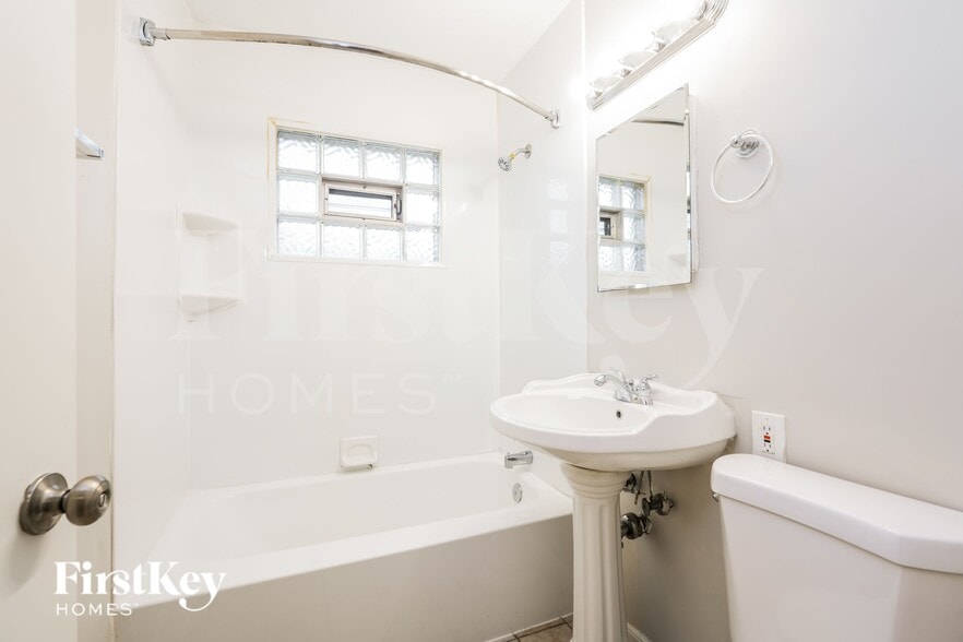 Building Photo - 18523 Oak Ave