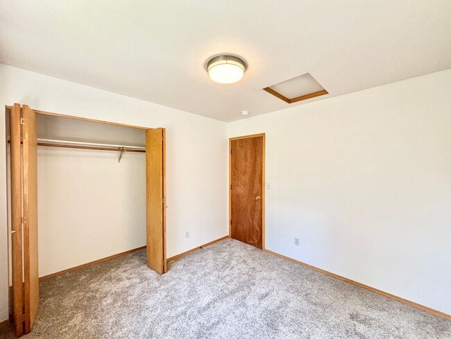Building Photo - Great 4 bedroom home close to MSU & the ho...