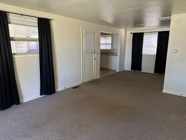 Building Photo - Nice 2 bedroom unit of a duplex near downt...