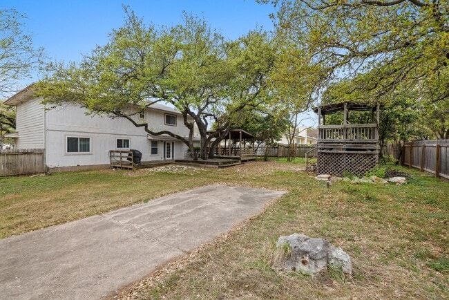 Building Photo - Happiness on Harcourt!