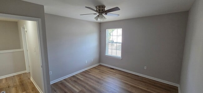 Building Photo - Charming 3-Bed Townhome in Sought-After Si...