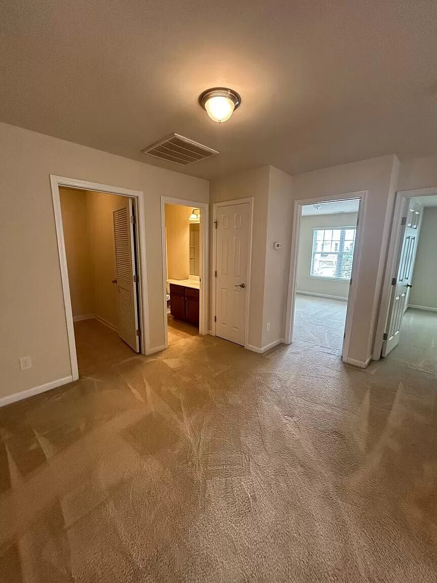 Building Photo - 725 Garden Square Ln