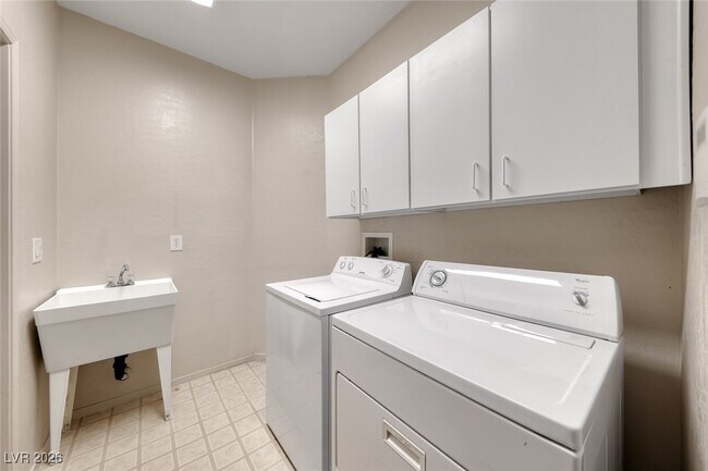 Building Photo - 2620 Lochleven Way