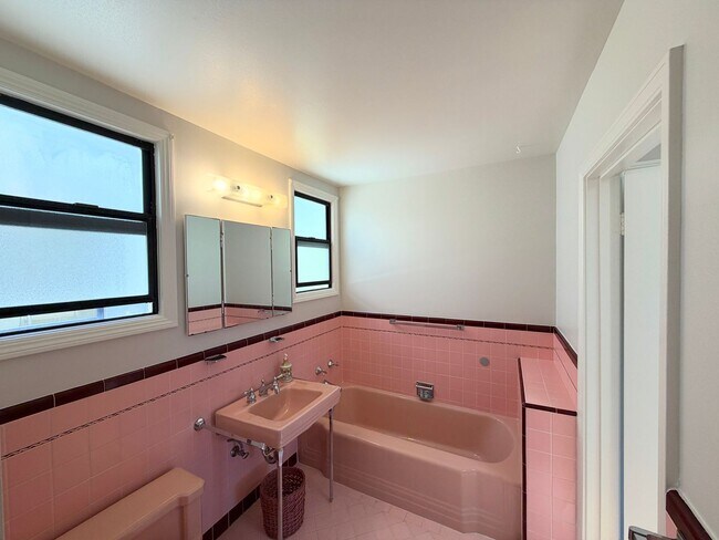 Building Photo - UPDATED HUGE SUNNY 2250sf 3BR+Den/1+2Half BA 2250sf Sunset/UCSF Home VIEWS AVAILABLE NOW