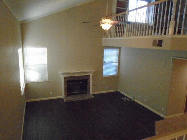 Building Photo - NICE TWO STORY, 3 BEDROOM, 3 FULL BATHROOM...