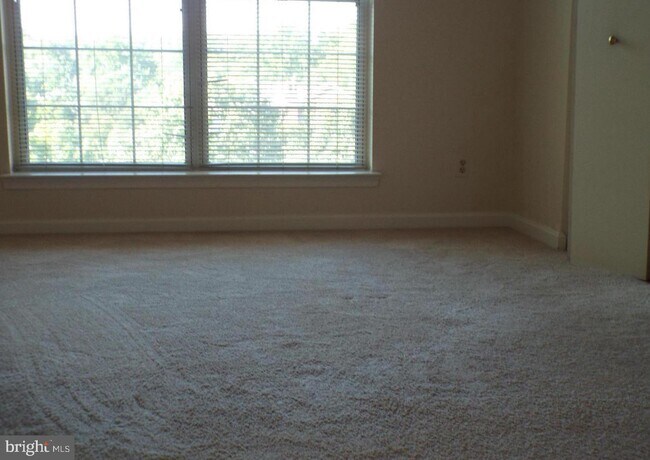 Building Photo - 1100 Quaker Hill Dr