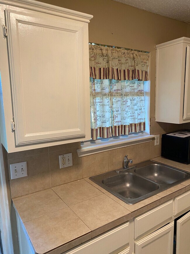 Building Photo - 811 E Stonegate Dr