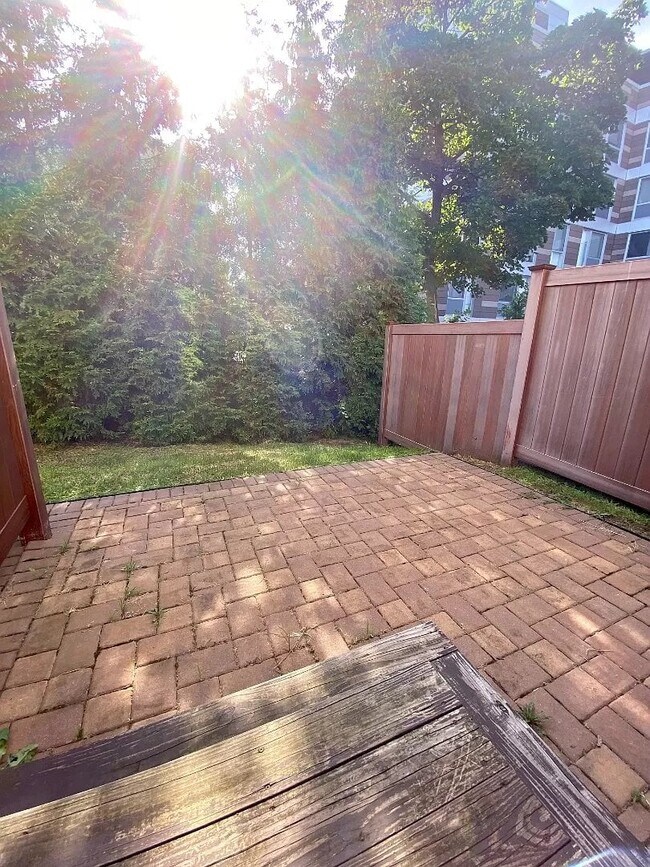 Building Photo - Townhouse Style Duplex 2 bedroom 2.5  bath -$3400- White Plains