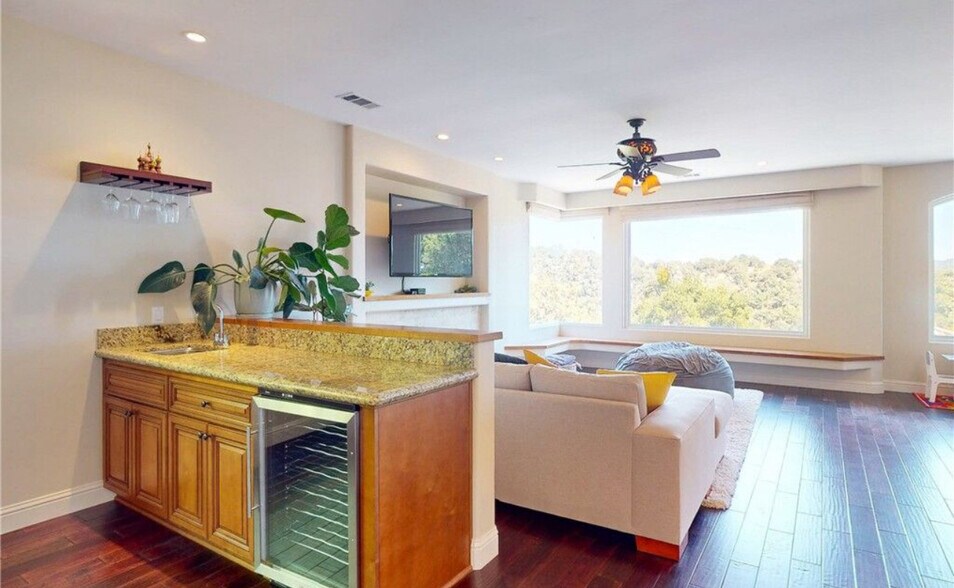 Wet bar and wine cooler - 5595 Tanbark Ct