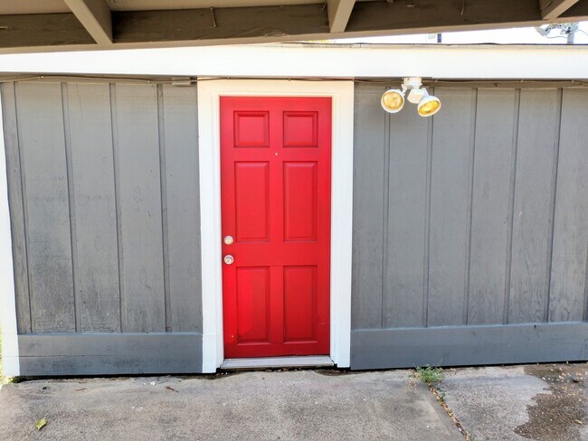 Building Photo - 3 bedroom 1 bath house in central Denton.