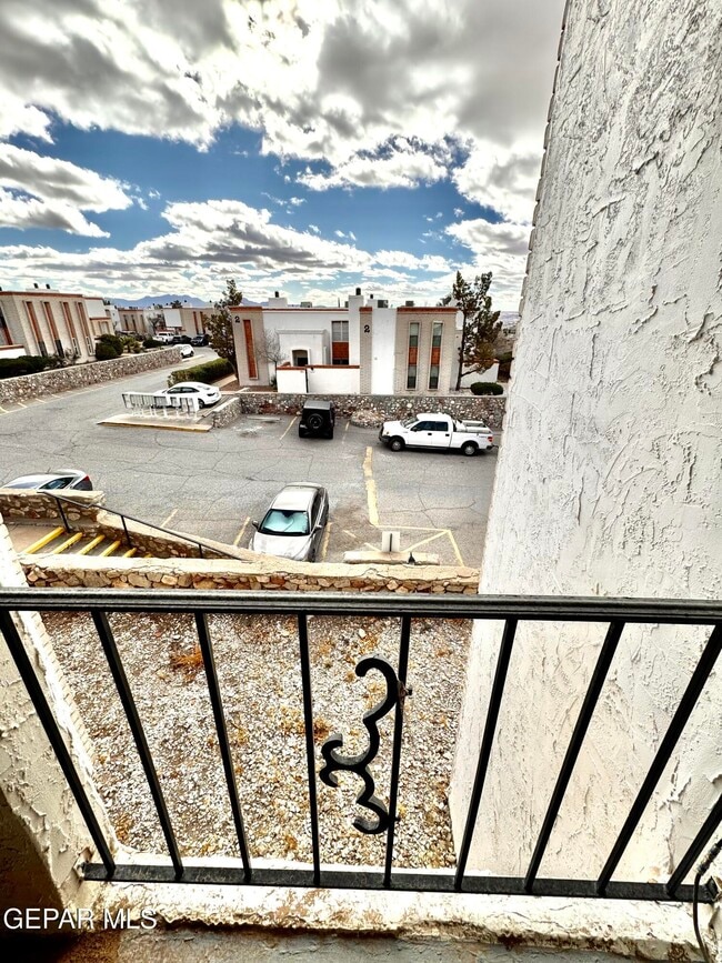 Building Photo - 6201 Escondido Dr