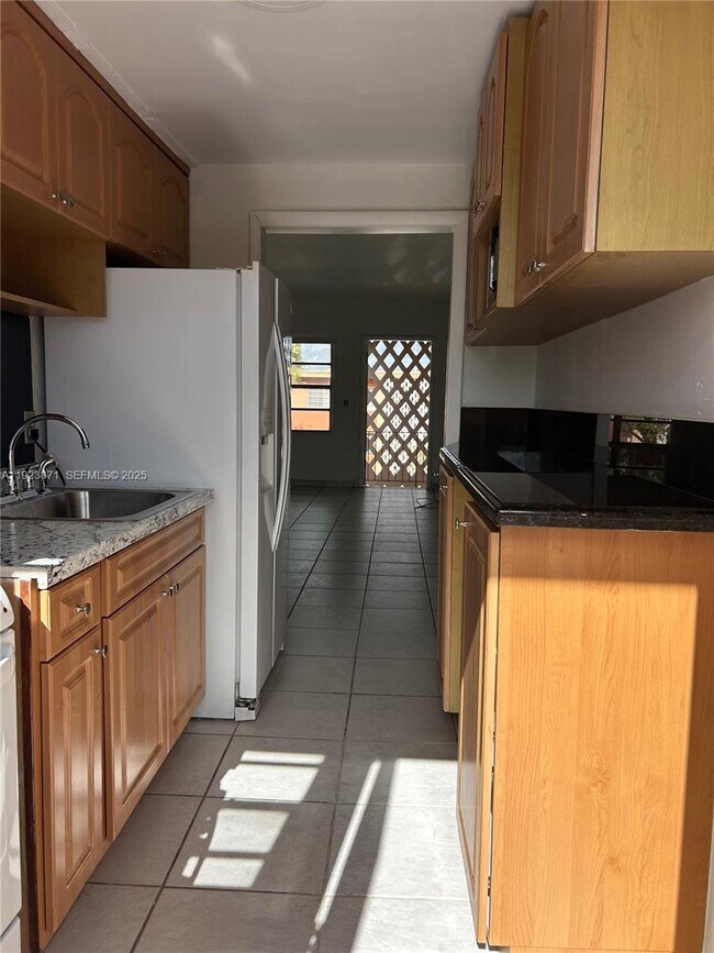 Building Photo - 3400 SW 9th Terrace