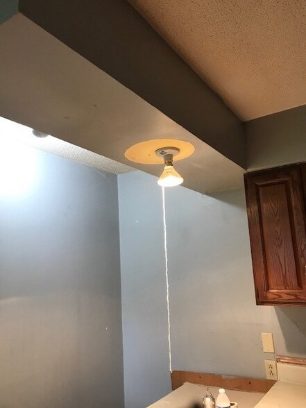 Building Photo - 504 W 9th St