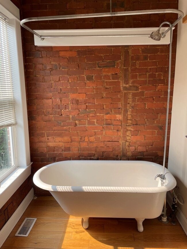 Building Photo - 1204 Indianola Ave