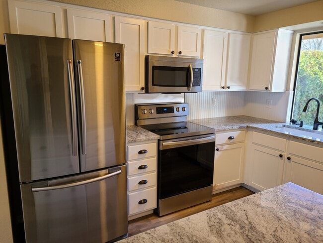Building Photo - 1100 Excalibur Dr
