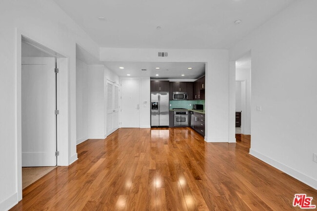 Building Photo - 4211 Redwood Ave