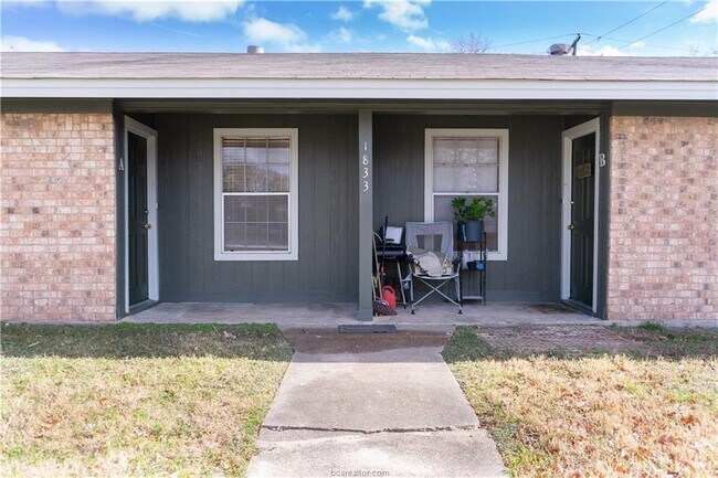 Building Photo - 1833 Wilde Oak Cir