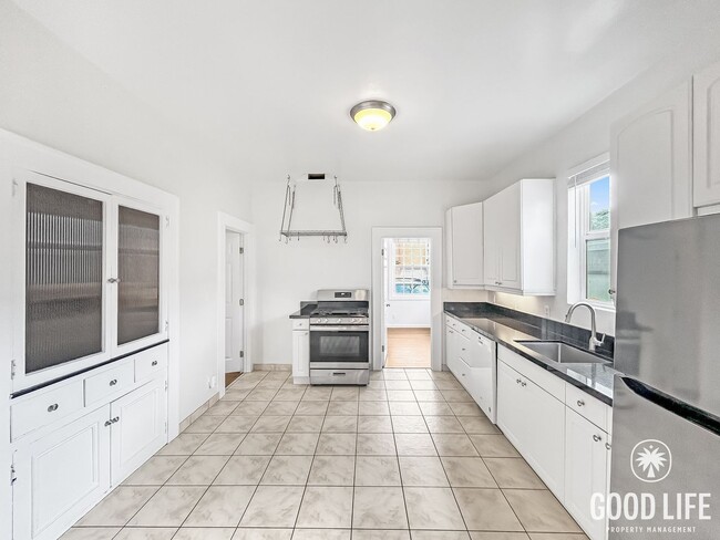 Building Photo - Beautiful 2B 1BA Unit in Hillcrest w/ AC and Private Yard!