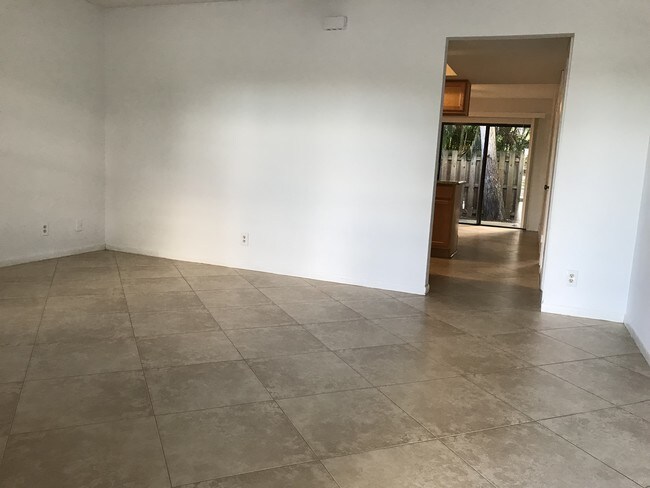 Building Photo - 1305 Periwinkle Pl