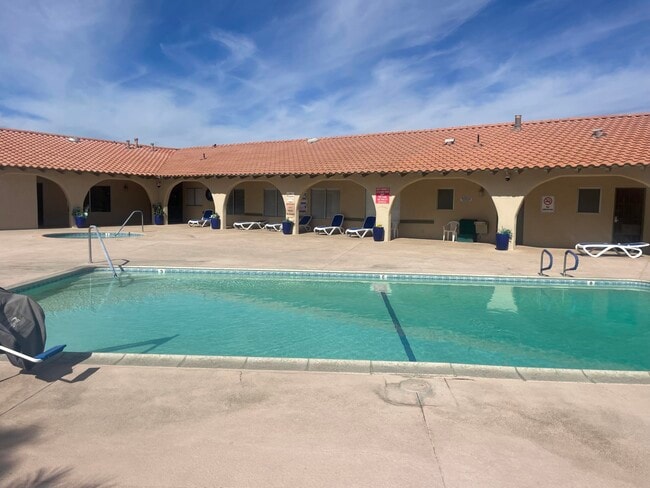 Building Photo - 14777 Palm Dr