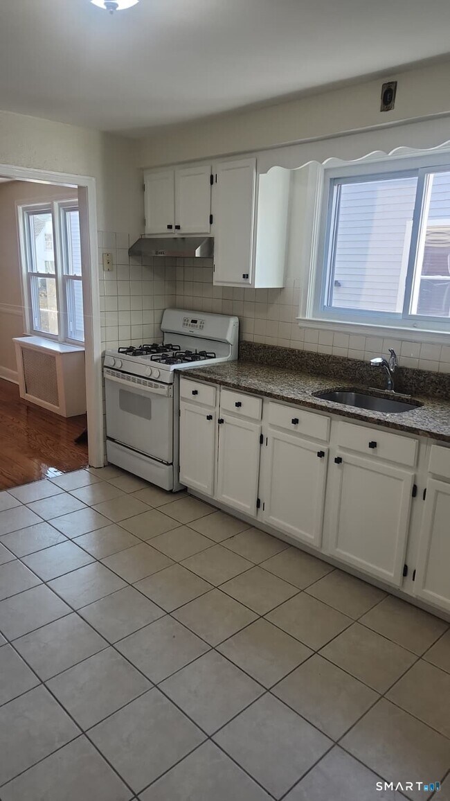 Building Photo - 60 Lincoln Ave