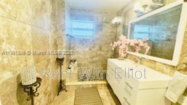 Building Photo - 329 SE 3rd St