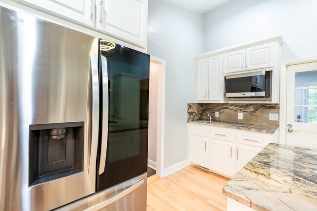 Building Photo - 607 3rd St Ext