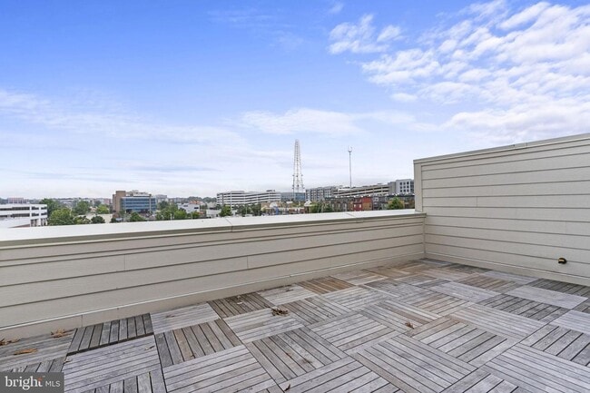 Building Photo - This beautiful modern 3 bed 4 1/2 bath tow...