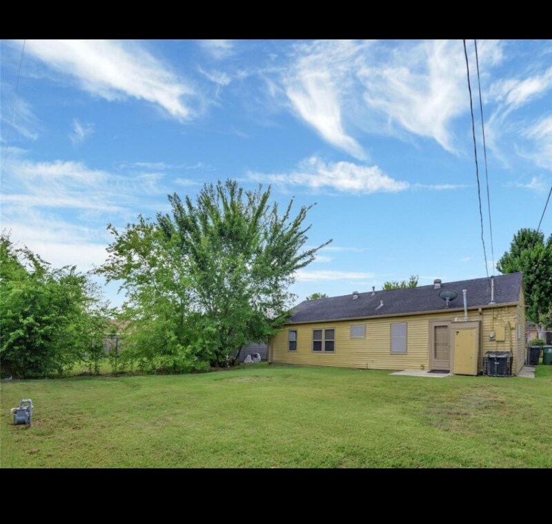 Building Photo - 5005 Holloway Dr