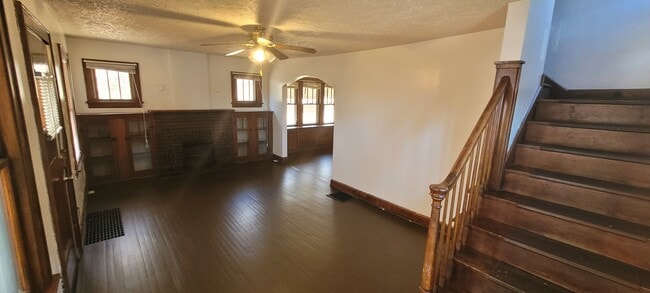 Building Photo - 707 Roselle Ave
