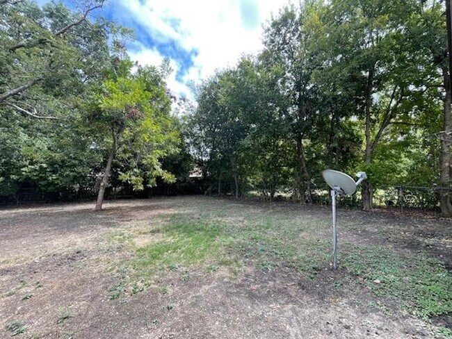 Building Photo - 2005 N 39th A St