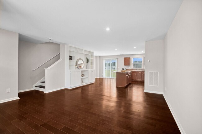 Building Photo - ?Beautifully F?resh Painted Carpetless 4-B...