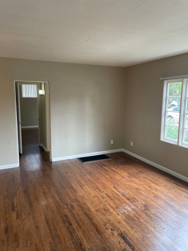 Building Photo - Large 1 Bed/1 Bath Hillcrest