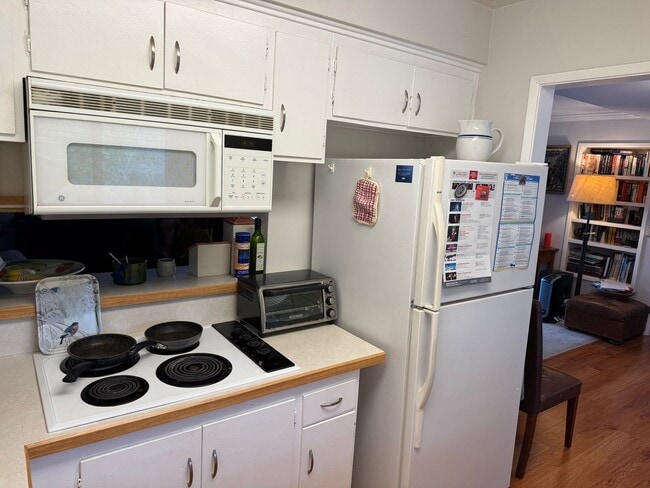 Building Photo - Spacious 2 BED/ 1.5 BATH in Encino Royal (...