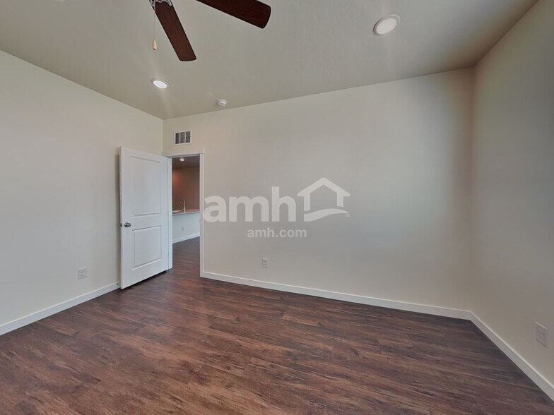 Building Photo - 1487 N Barkvine Ave