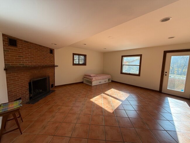 Building Photo - 5 Skyline Dr