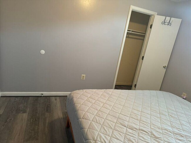 Building Photo - Beautiful 5 BR/3 BA Single-Family Home wit...