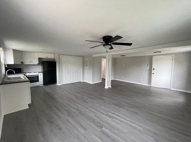Building Photo - Freshly Renovated Studio Apartment - water...
