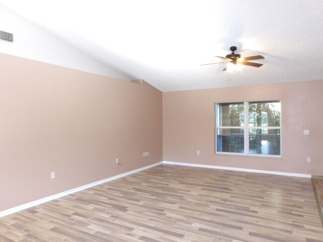 Building Photo - Spacious 4 Bedroom 2236 Sq Ft Call Carole Arcaro 386-216-4900 Deltona L Realty