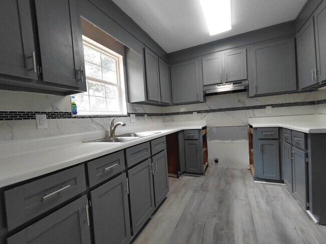 Building Photo - 208 Woodcarver Trail
