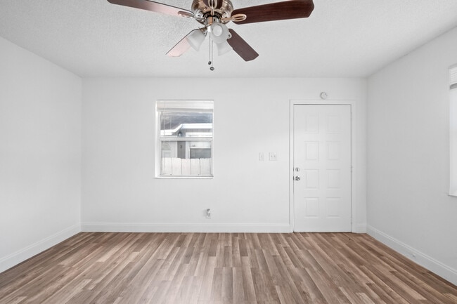 Building Photo - 818 NE 14th Pl