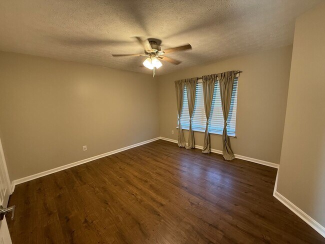 Building Photo - 10412 Pinoak View Dr