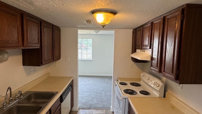 Building Photo - Good Value 3 BR / 1.5 Bath Glen Allen Town...