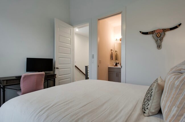 Building Photo - 700 James Ave