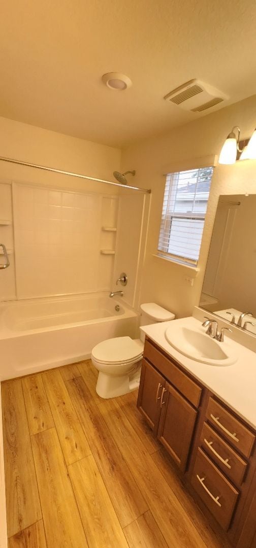 Building Photo - Newer Centrally Located Beauty!