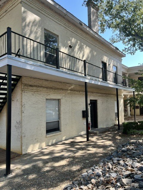 Building Photo - 503 E 6th St