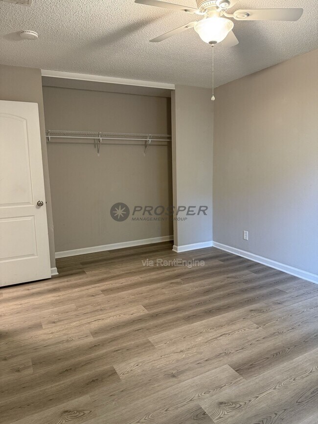 Building Photo - 1047 Oakcrest Dr