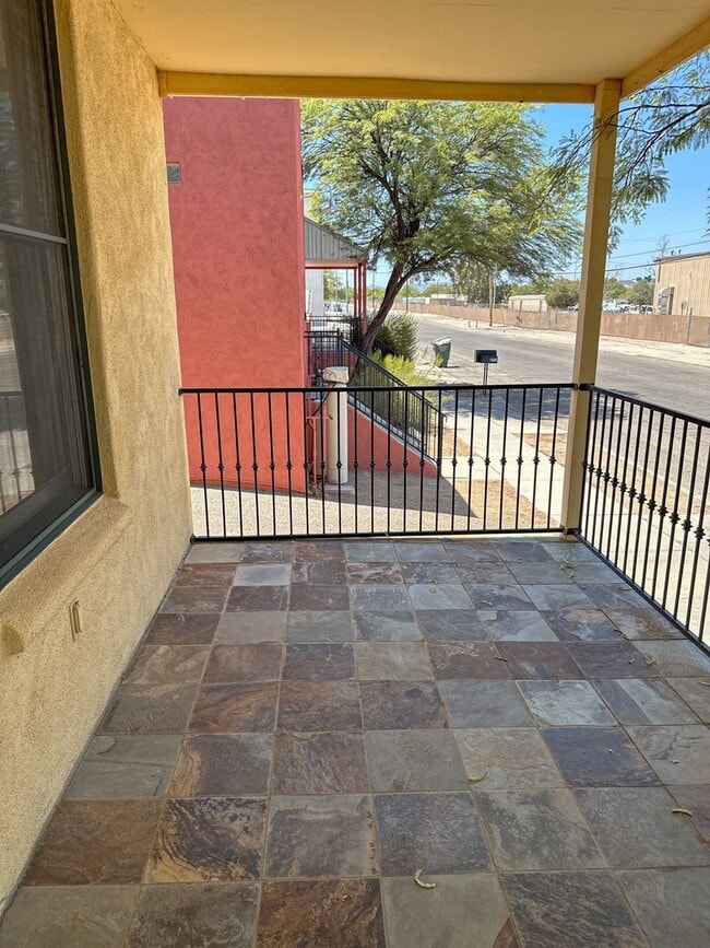 Building Photo - 3 bedroom 2 bath - close to Downtown